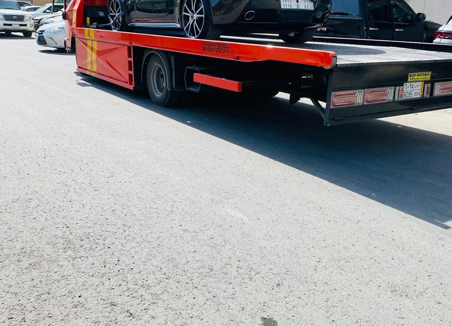 نقل سيارة على سطحة هيدروليك