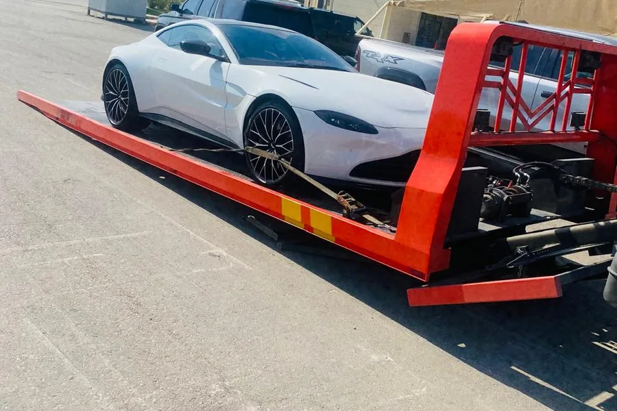 نقل سيارة رياضية منخفضة في شمال الرياض
